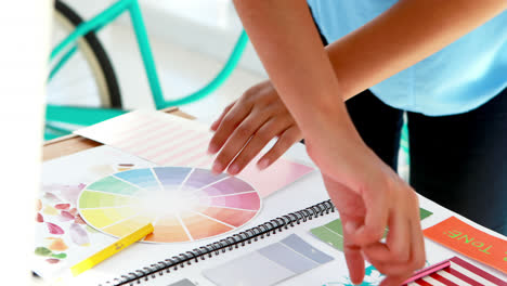 Diseñador-Gráfico-Dibujando-En-Una-Carta-De-Colores-4k
