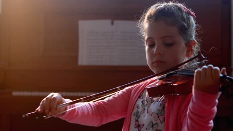 Schulmädchen-Spielt-Geige-Im-Musikunterricht-4K