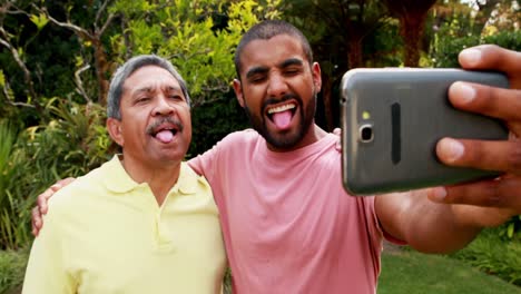 Padre-E-Hijo-Tomándose-Selfie-Con-Teléfono-Móvil-4k