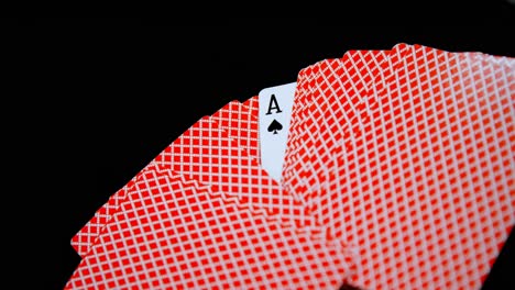 Spielkarten-Auf-Pokertisch-4k-Angeordnet