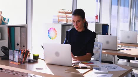 Weibliche-Führungskraft-Arbeitet-An-Ihrem-Schreibtisch-Im-Büro-4k