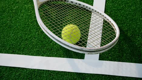 Tennisball-Und-Schläger-In-Der-Nähe-Der-Weißen-Linie-4k