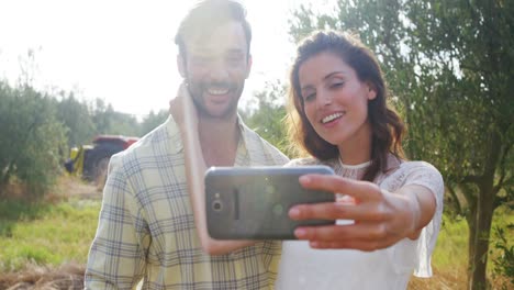 Glückliches-Paar,-Das-Ein-Selfie-Vom-Handy-In-4K-Macht
