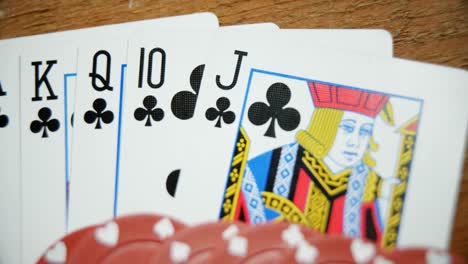 Spielkarten-Auf-Pokertisch-4k-Angeordnet