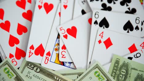 Jugando-A-Las-Cartas-Y-Dólar-Estadounidense-En-La-Mesa-De-Póquer-4k