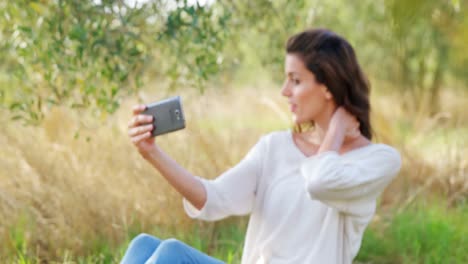 Frau-Macht-Selfie-Vom-Mobiltelefon-In-Der-Olivenfarm-4k