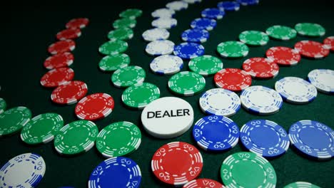 Casino-Chips-Auf-Pokertisch-4k-Angeordnet
