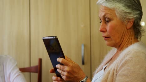 Mujer-Mayor-Usando-Tableta-Digital-4k
