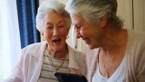 Glückliche-ältere-Frauen,-Die-Ein-Digitales-Tablet-4k-Nutzen