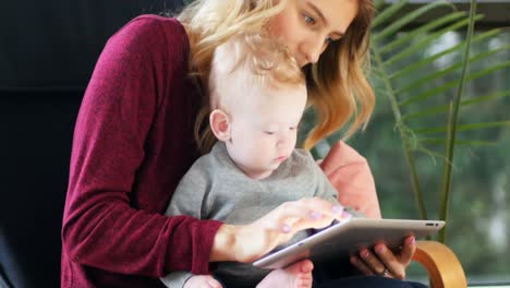 Madre-Y-Bebé-Usando-Tableta-Digital-En-Casa-4k