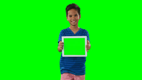 Niño-Sonriente-Mostrando-Tableta-Digital-4k