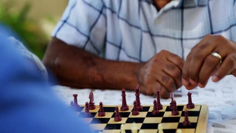 Senior-friends-playing-chess-4k