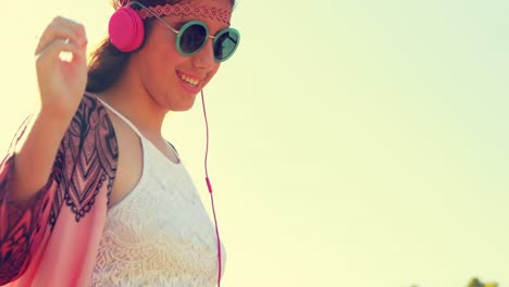 Mujer-Escuchando-Auriculares-4k