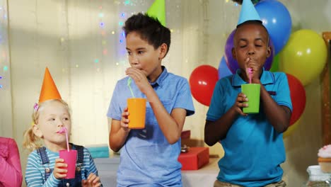 Kinder-Trinken-Während-Der-Geburtstagsfeier-4K