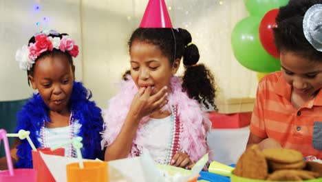 Kinder-Essen-Kuchen-Während-Der-Geburtstagsfeier-4k