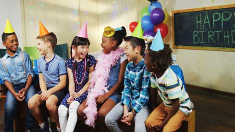 Kinder-Lächeln,-Während-Sie-Während-Der-Geburtstagsfeier-4K-Zusammensitzen