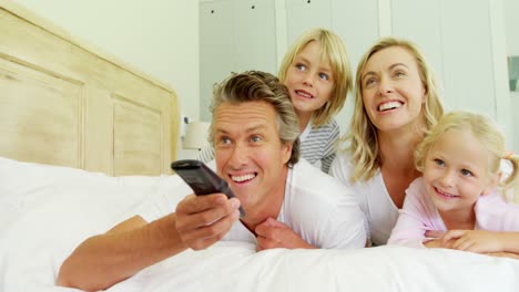 Glückliche-Familie,-Die-Im-Schlafzimmer-4k-Fernsieht