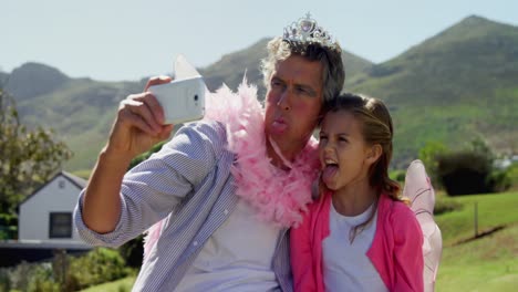 Lächelnder-Vater-Und-Tochter-Im-Feenkostüm,-Die-Selfie-Mit-Dem-Mobiltelefon-4k-Machen