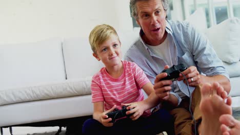 Vater-Und-Sohn-Spielen-Videospiel-Im-Wohnzimmer-4k