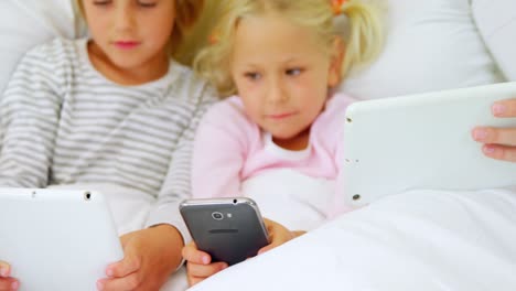 Kinder-Und-Mutter-Nutzen-Digitales-Tablet-Und-Mobiltelefon-Im-Schlafzimmer-4K