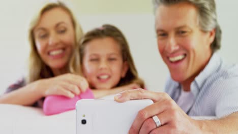 Glückliche-Familie,-Die-Selfie-Mit-Dem-Mobiltelefon-Im-Wohnzimmer-4k-Macht