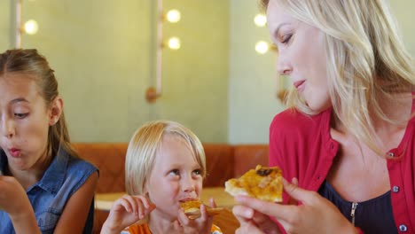 Mutter-Und-Kinder-Essen-Pizza-Im-Restaurant-4k