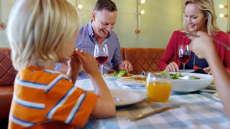 Familia-Comiendo-Juntos-En-El-Restaurante-4k