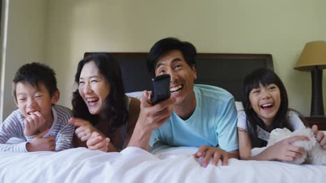 Glückliche-Familie,-Die-Im-Schlafzimmer-4K-Fernsieht