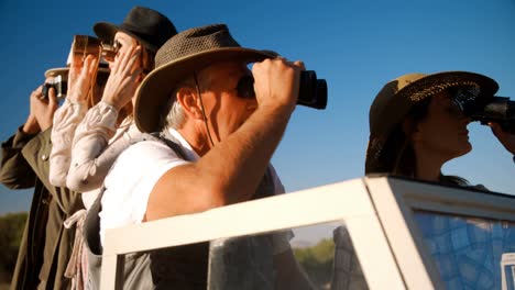 Freunde-Schauen-Während-Des-Safari-Urlaubs-4k-Durch-Ein-Fernglas