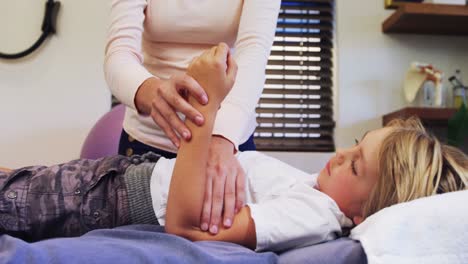 Fisioterapeuta-Femenina-Dando-Masaje-De-Manos-A-Paciente-Niño-4k
