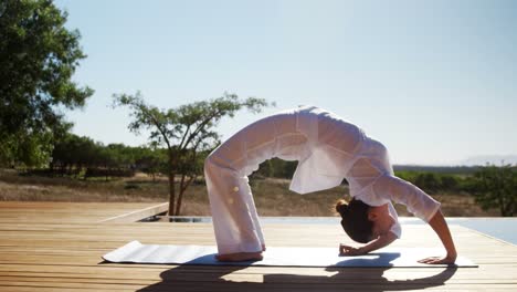 Mujer-Realizando-Yoga-Cerca-De-La-Piscina-4k