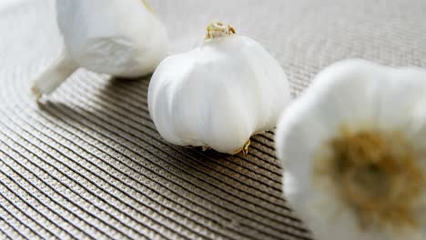 Garlic-on-place-mat-4k