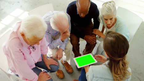 Gruppe-Von-Menschen,-Die-über-Ein-Digitales-Tablet-4k-Interagieren