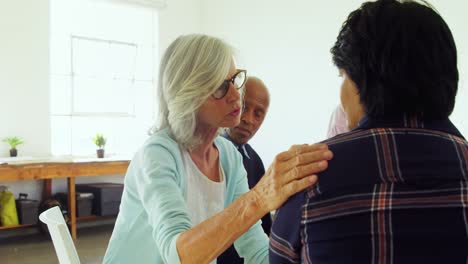 Terapeuta-Senior-Consolando-A-Un-Paciente-4k