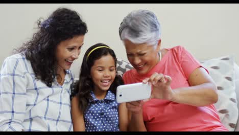 Glückliche-Familie,-Die-Im-Wohnzimmer-Ein-Selfie-Mit-Dem-Mobiltelefon-Macht-4k