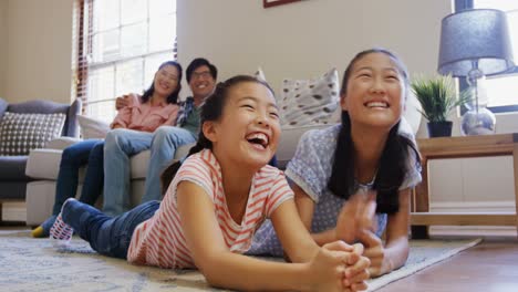 Glückliche-Familie,-Die-Gemeinsam-Im-Wohnzimmer-4k-Fernsieht