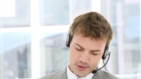 Smiling-businessman-using-a-headset