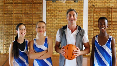 Porträt-Von-Trainer-Und-Schulkindern,-Die-Mit-Basketball-4k-Stehen