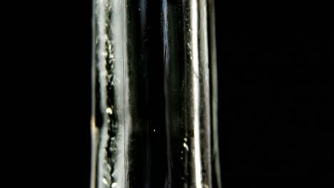 Botellas-De-Aceite-De-Oliva-Con-Hierbas-4k