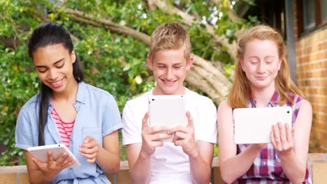 Schoolkids-using-digital-tablet-4k