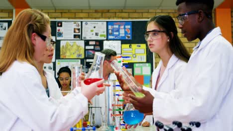 Escolares-Examinando-Sustancias-Químicas-En-Laboratorio-4k