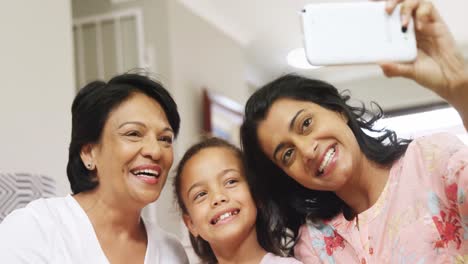 Familia-Multigeneracional-Tomando-Selfie-Con-Teléfono-Móvil-En-La-Sala-De-Estar-4k