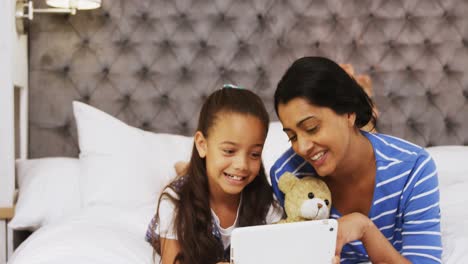 Madre-E-Hija-Usando-Tableta-Digital-En-El-Dormitorio-4k
