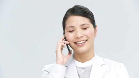 Empresaria-Asiática-En-El-Teléfono