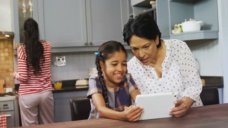 Familia-Multigeneracional-Usando-Tableta-Digital-En-La-Cocina-4k