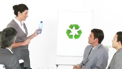 Schöne-Geschäftsfrau,-Die-Das-Konzept-Des-Recyclings-Vorstellt