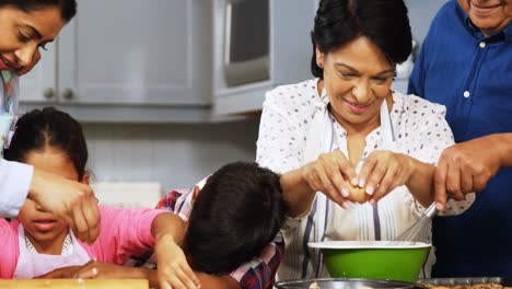 Familia-Feliz-Preparando-Galletas-En-La-Cocina-4k