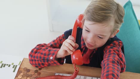 Junge-Als-Geschäftsführer-Telefoniert-4k