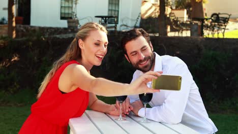 Paar-Macht-Selfie-Mit-Dem-Handy,-Während-Es-Wein-4k-Trinkt