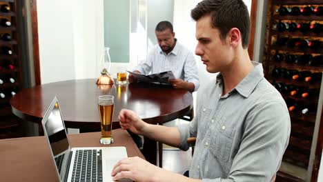 Mann-Benutzt-Laptop,-Während-Er-Bier-4k-Trinkt